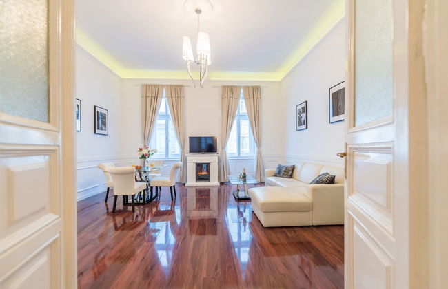 Music Academy Bedroom Suite Café Vian Apartman Kft - Photo 1