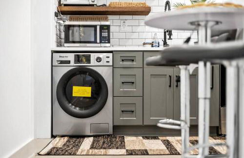 Lux Stay's Modern Loft Style Tiny Home in ATL - Foto 34