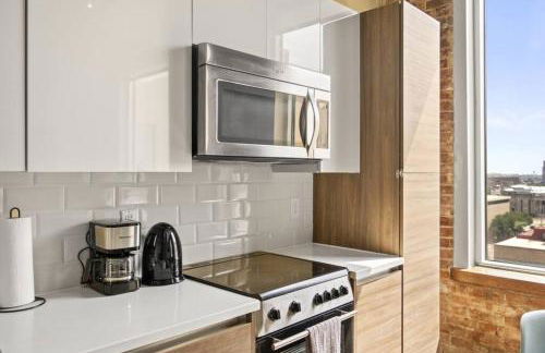 Stunning Downtown Apartment with Pool, Laundry, Parking - Foto 14