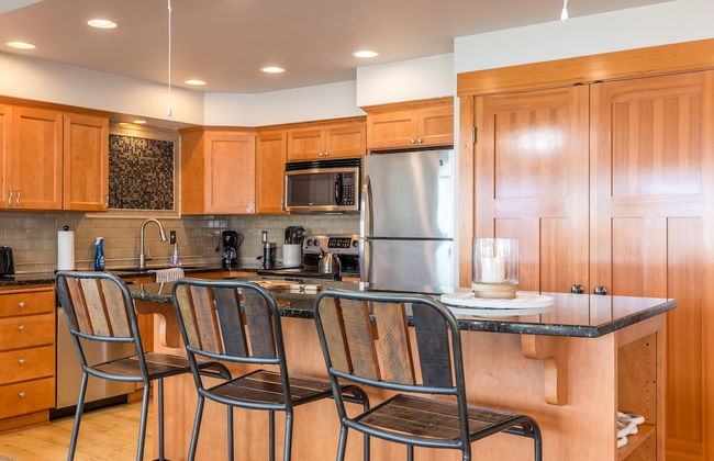 Coastal Chic Beach Condo by Avantstay Balcony - Photo 11