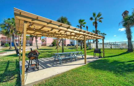 Oceanfront Condo w/ Private Balcony Pool + Tennis Bubbly Blew by Avantstay - Foto 50