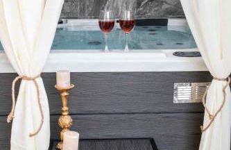 Kleopatra Deluxe Apt with priavte Jacuzzi - Photo 1