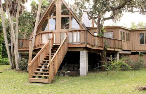 A-Frame Cabin Rental with Spacious Deck Overlooking the Cotee River, Florida - Foto 1