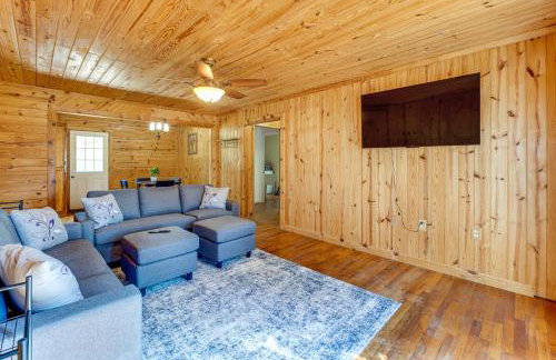 6 Mi to Main St Poplarville Cabin with Pasture View - Foto 3