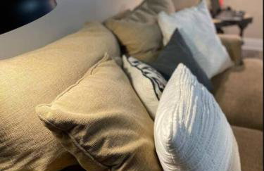 Stylish and Convenient with WiFi & Fenced yard - Foto 16