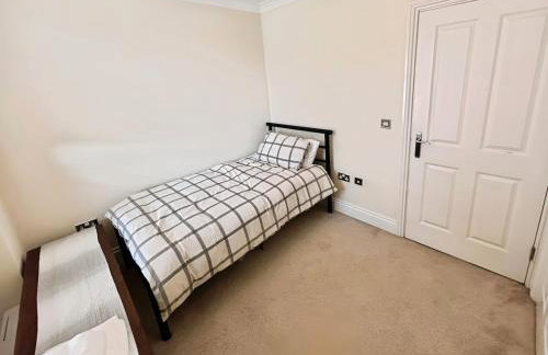 Spacious 3 bed Apt with parking near Harborne High Street - Photo 5