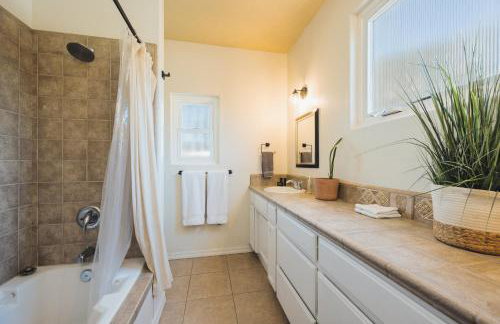 Lavender & Vine - Downtown Retreat with Hot Tub and Fire Pit! - Foto 24