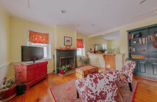 1820 House - VT Charm + Modern Comforts + Hot Tub - Foto 9