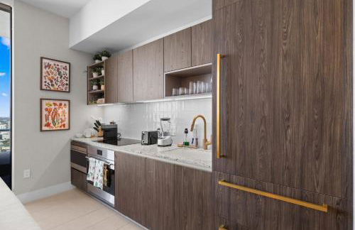 On The 49th Floor! Condo on Highest & Free Parking - Foto 22