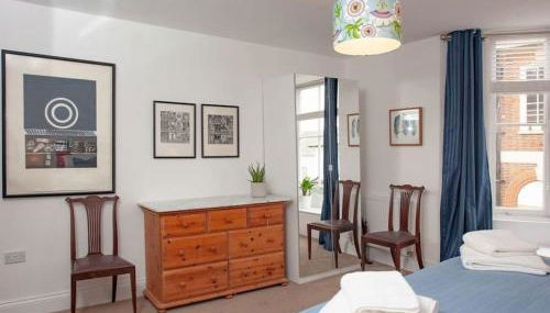 2 Central, spacious, apartment with private patio - Photo 4