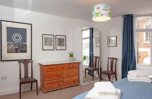 2 Central, spacious, apartment with private patio - Photo 4