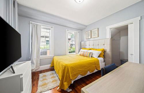 Cozy Up in 5BR Apt Near Charming Oak Square - Foto 9