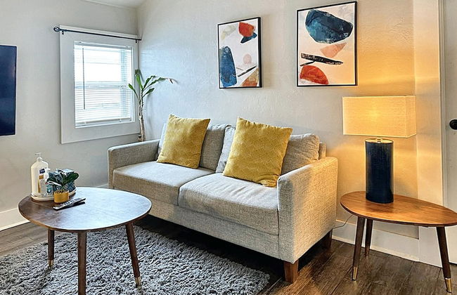 Cozy Charm Studio W 2BR I Fully Furnished - Photo 2