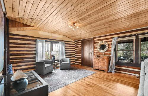 Unique Cabin With Hot Tub Close to Town - Foto 14