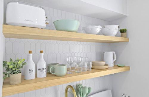 M Lake Worth Beach - Modern Villas Near West Palm Beach, Chic Retro Vibes, King Bed, Cozy Backyard, BBQ, Workspace, High-Speed Internet, Free Parking, 5 Minutes to Downtown & Beach - Foto 62