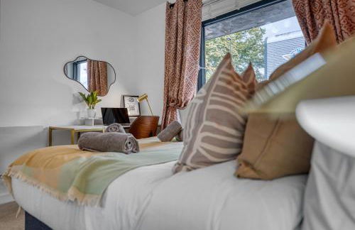 Ocean Village 1-Bedroom Luxurious, Stylish & Cosy Apartment, Central Location in Southampton, Sleeps 4 - by Blue Puffin Stays - Photo 22