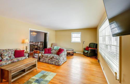 9 Mi to Lake George Village Home in Queensbury - Foto 1