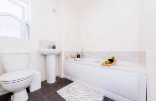 Spacious Townhouse for Contractors and Families - Photo 5