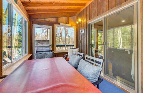 Rustic Searsport Cabin Loft and Sunroom on 10 Acres - Foto 11