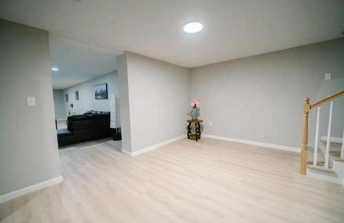 Spacious 5BR 3BA Free Parking Minutes to DC with Pool - Foto 58