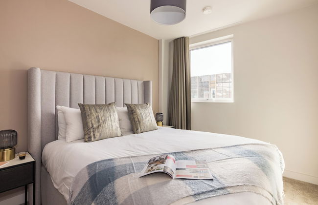 Leeds Centre by Charles Hope - Photo 2