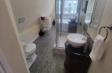 Entire 2br 2ba hilltop view home Sleeps 8 pets 4 acres Jacuzzi Central AC Kingbeds Office Free WiFi Parking Full Kitchen Refrigerator Washer Dryer Furnished Three 3 Large Sunset Dining Patios Grill Stovetop Oven Hiking Wildlife Firepit Quiet very Secluded - Foto 49