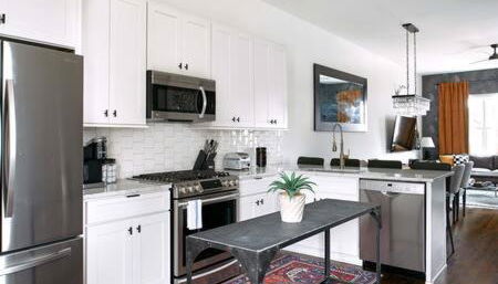 Hillsboro Village Rooftop Retreat with City Views, Sleep 12 with Gourmet Kitchen, Smart TVs & Garage, Walk to Vanderbilt, Pancake Pantry and Boutique Shopping, Minutes to Broadway, 12 South and The Parthenon, Perfect for Groups, 24Hr Hospitality - Foto 5