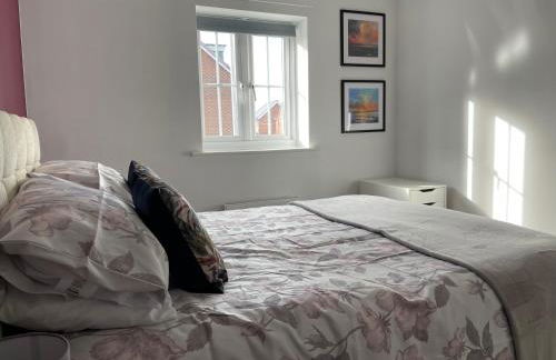 Stunning Large Detached Gloucester, 4 beds, 3 bedroom, 2 bathroom property, Nr Chelt, The Docks and Quays sleeps 6 - Photo 25