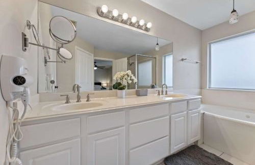 Luxurious Home with Huge Pool - Photo 35