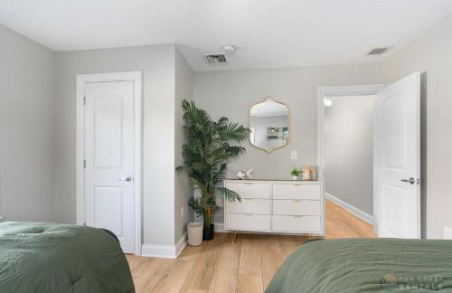 Adorable Dog Friendly Home with Fenced Yard, Office, STEPS to Canal & Hospital! - Foto 25