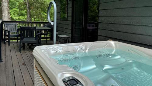 Stunning Cabin with Spa Perfect for Outdoor Sports in Carbondale, Illinois - Foto 4