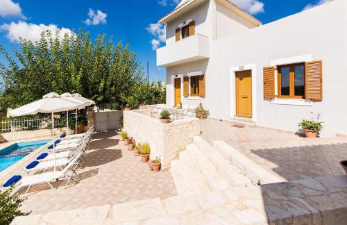 Antigoni Villa, Spacious Nature Retreat with Pool, By ThinkVilla - Foto 7