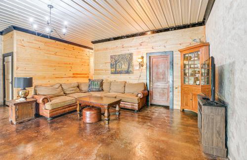 Upscale Getaway on Smith Lake with Boat Dock - Foto 21