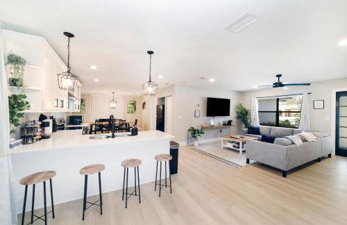 New 6min to 3 Sister Springs, Spacious, Fun with Game Room - Foto 1