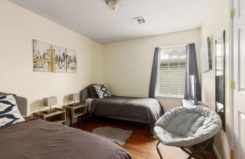 Newark Gem Pearl 3BR, 2BA - Sleeps 10 - Walk to Prudential Center and Newark Penn Station, Near EWR and American Dream Mall, includes WiFi - Laundry - Backyard - Gym - Foto 19