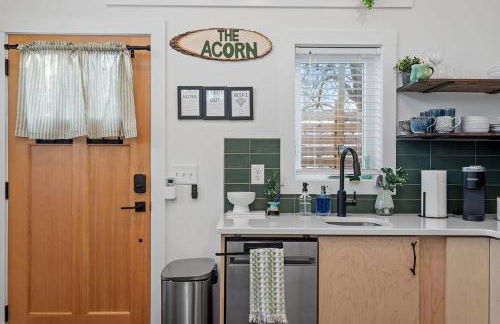 The Acorn - Tiny House in HISTORIC OAKWOOD - Foto 24