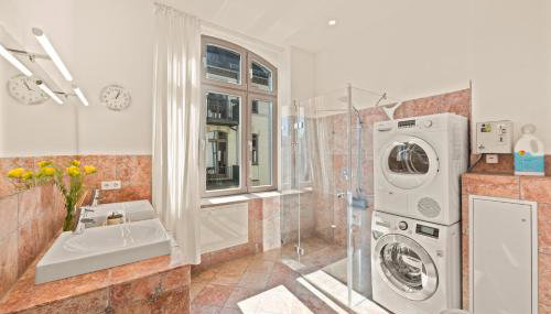 1,184 sq ft Historic Landmark, Checkpoint Charlie - Photo 4, Shower