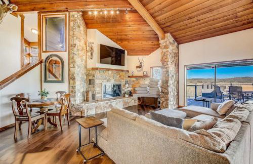 Stunning Lakefront Home with 2 Patios, Chef's Kitchen, & Lake Access - Foto 4