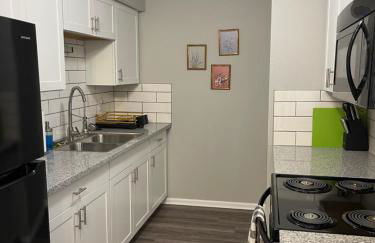 The Deannie Apt #6 - Simple and Homey 2bd w/ WiFi - Foto 6
