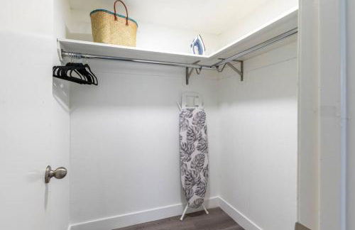 City Retreat Minutes to DT - Foto 28