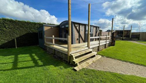 Maple Lodge Quirky Salvaged Railway Carriage with Hot Tub - Foto 1, Garden, Garden view