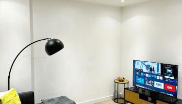 Stylish 2BR Apartment with Balcony & Views - Foto 3