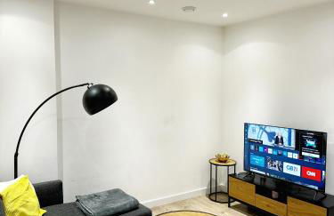 Stylish 2BR Apartment with Balcony & Views - Foto 3