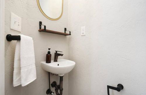 HostWise Stays - The Carnegie - Sauna, 1 Block from Butler St, Family Friendly - Foto 21