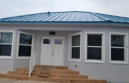 Stylish 2 bedroom home Steps from private beach - Foto 1