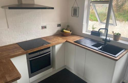 Cliffside 3 Bedroom House with Sea Views - Photo 7