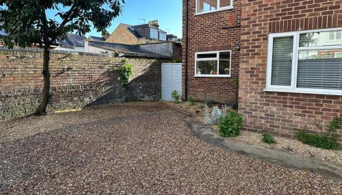 Large 2-bedroom maisonette with free parking - Foto 2