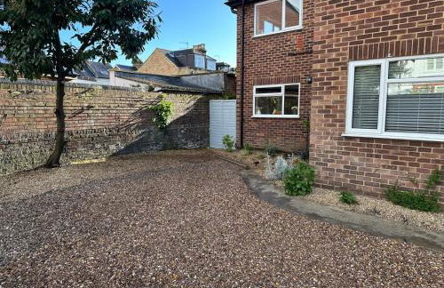 Large 2-bedroom maisonette with free parking - Foto 2