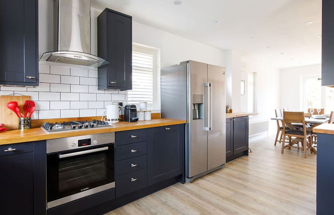 Coastal Retreat for 6 Close to Beaches - Photo 2