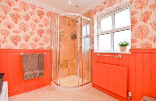 Princes Esplanade-Beachfront House with Balcony a stone throw from Gurnard Beach - Foto 30